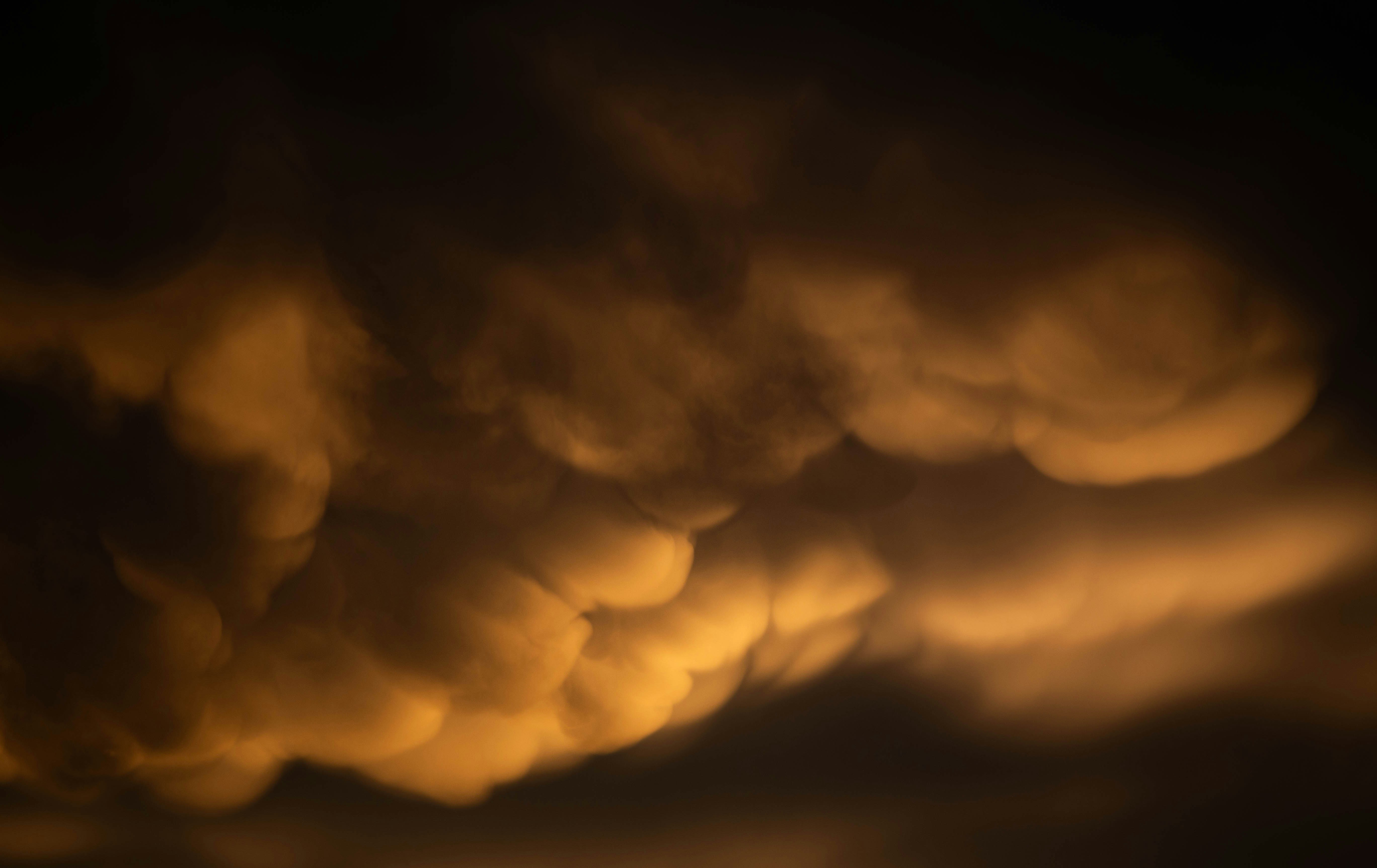 a very large cloud that is in the sky