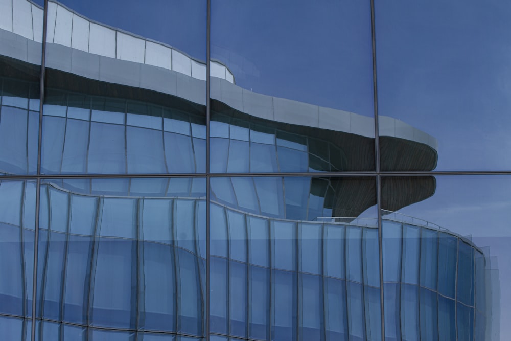 el reflejo de un edificio en el vidrio de otro edificio