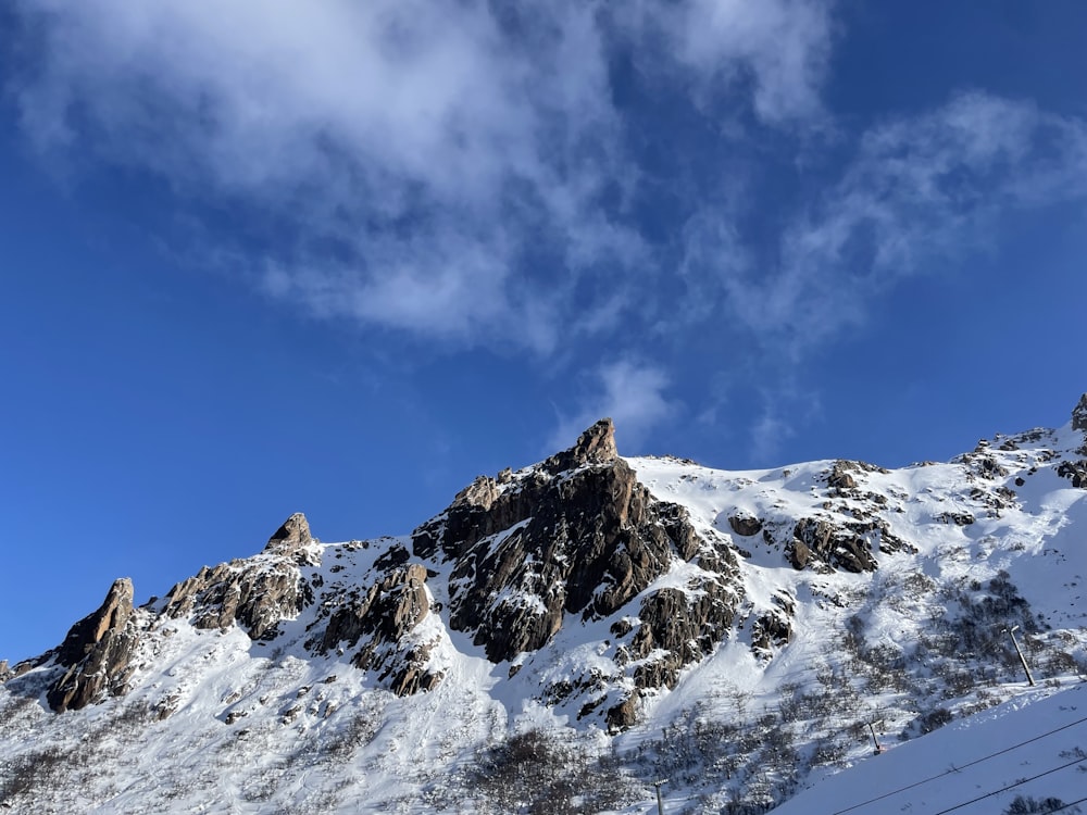 Una montagna coperta di neve sotto un cielo blu