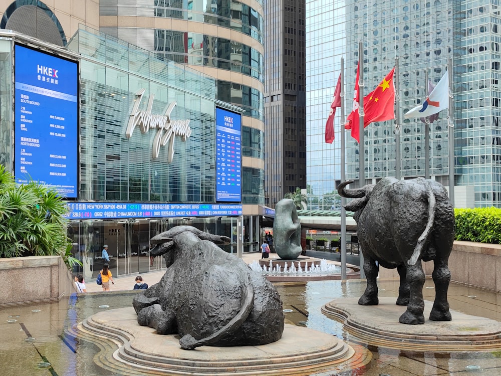 uma estátua de dois touros em frente a um edifício
