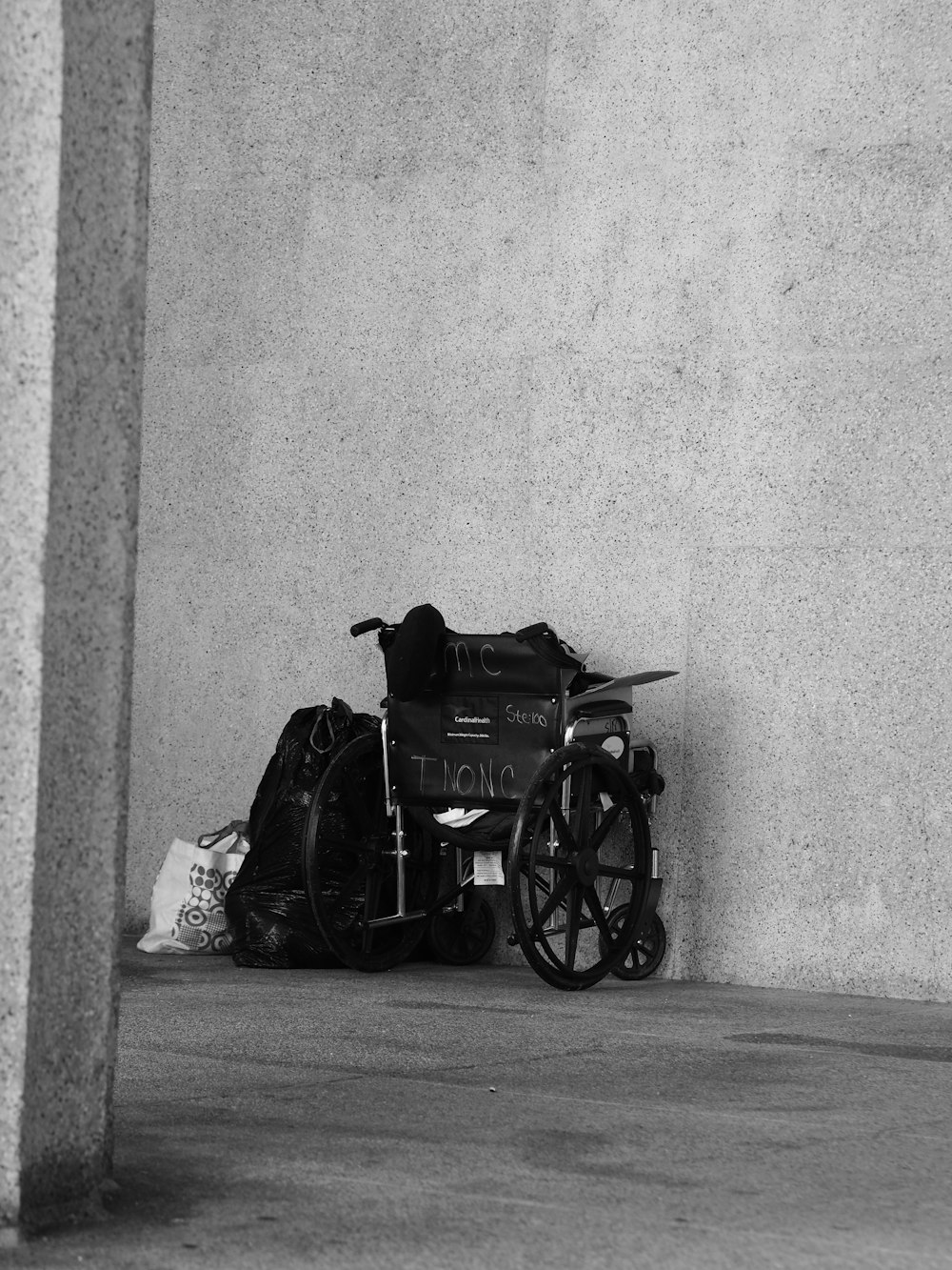 휠체어의 흑백 사진