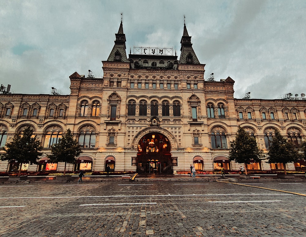 ein großes Gebäude mit einer Uhr darauf