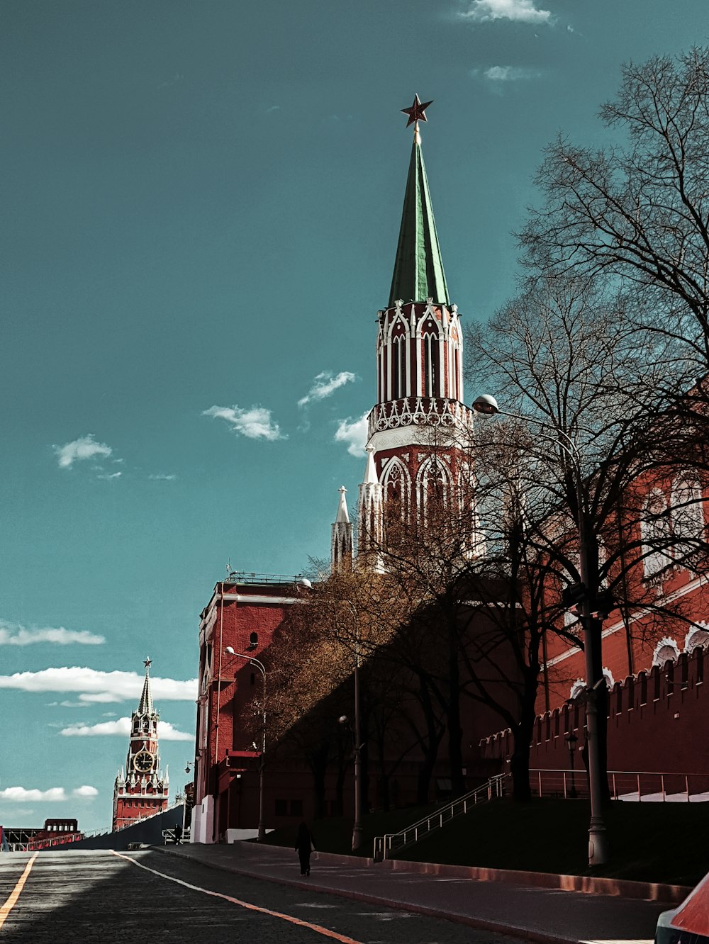 eine Kirche mit einem Kirchturm an einem klaren Tag