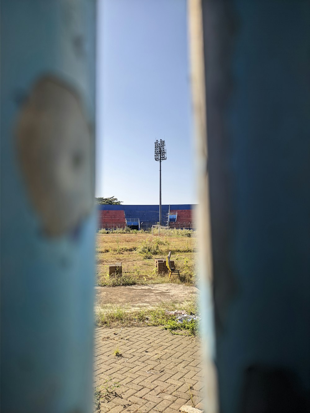 Una vista de un campo de béisbol a través de una ventana