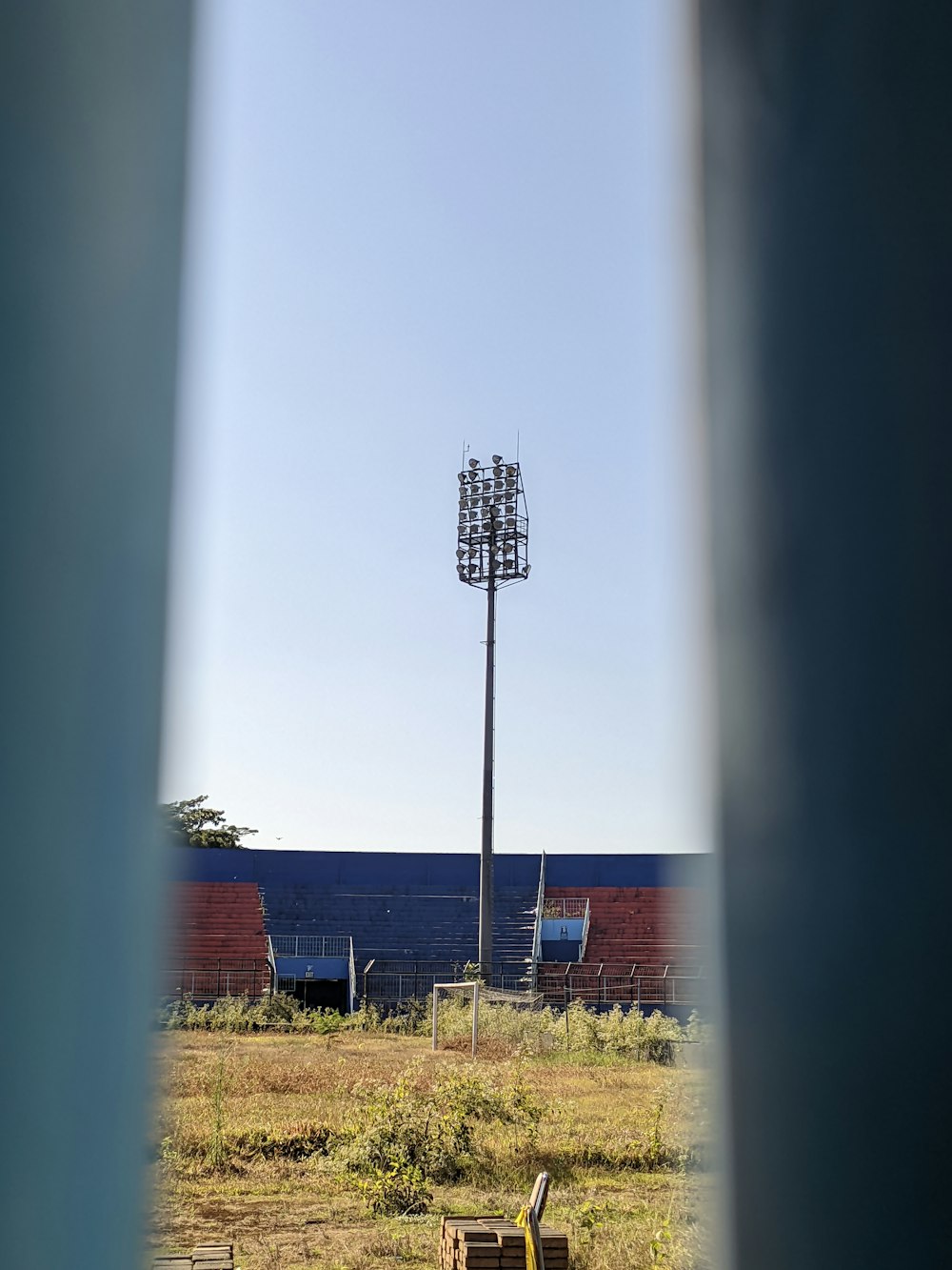 Una vista de un campo de béisbol a través de una ventana