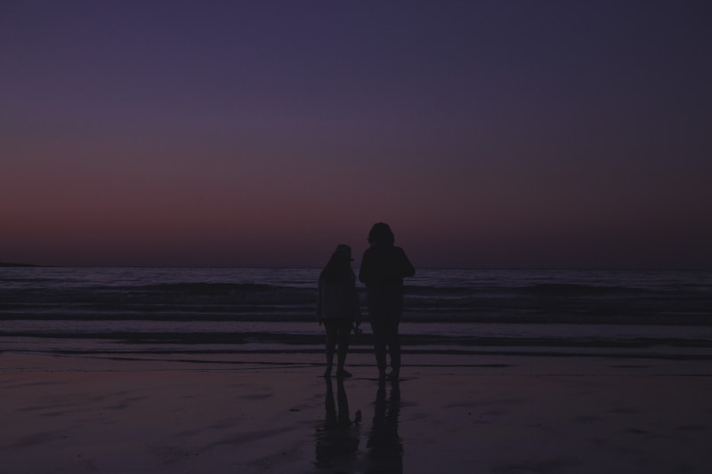 Pareja junto al mar valenciano