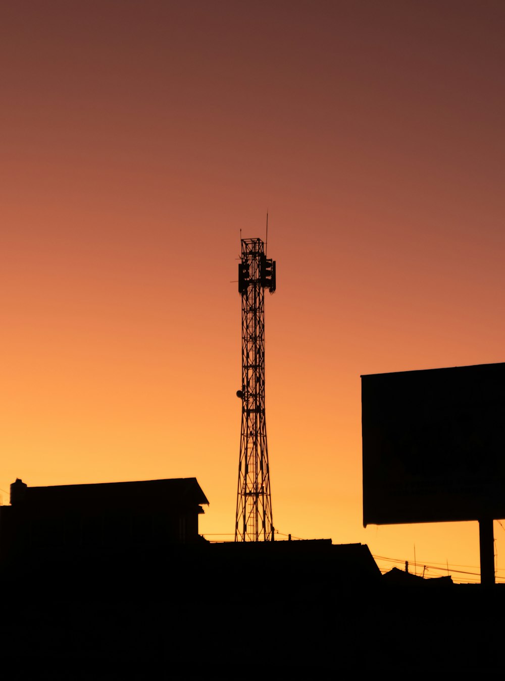 Una torre alta sentada al lado de un edificio alto