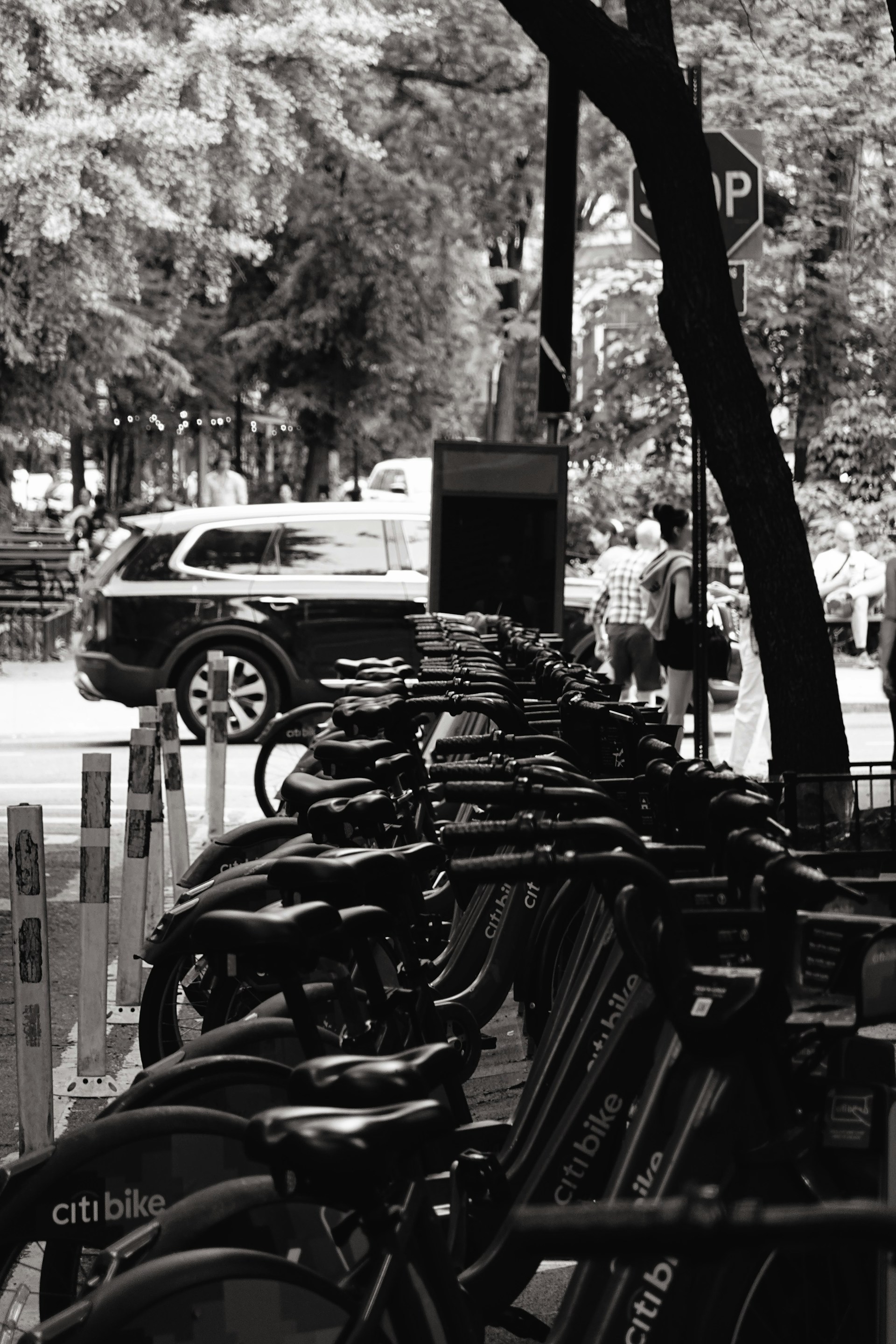 gray computer monitor