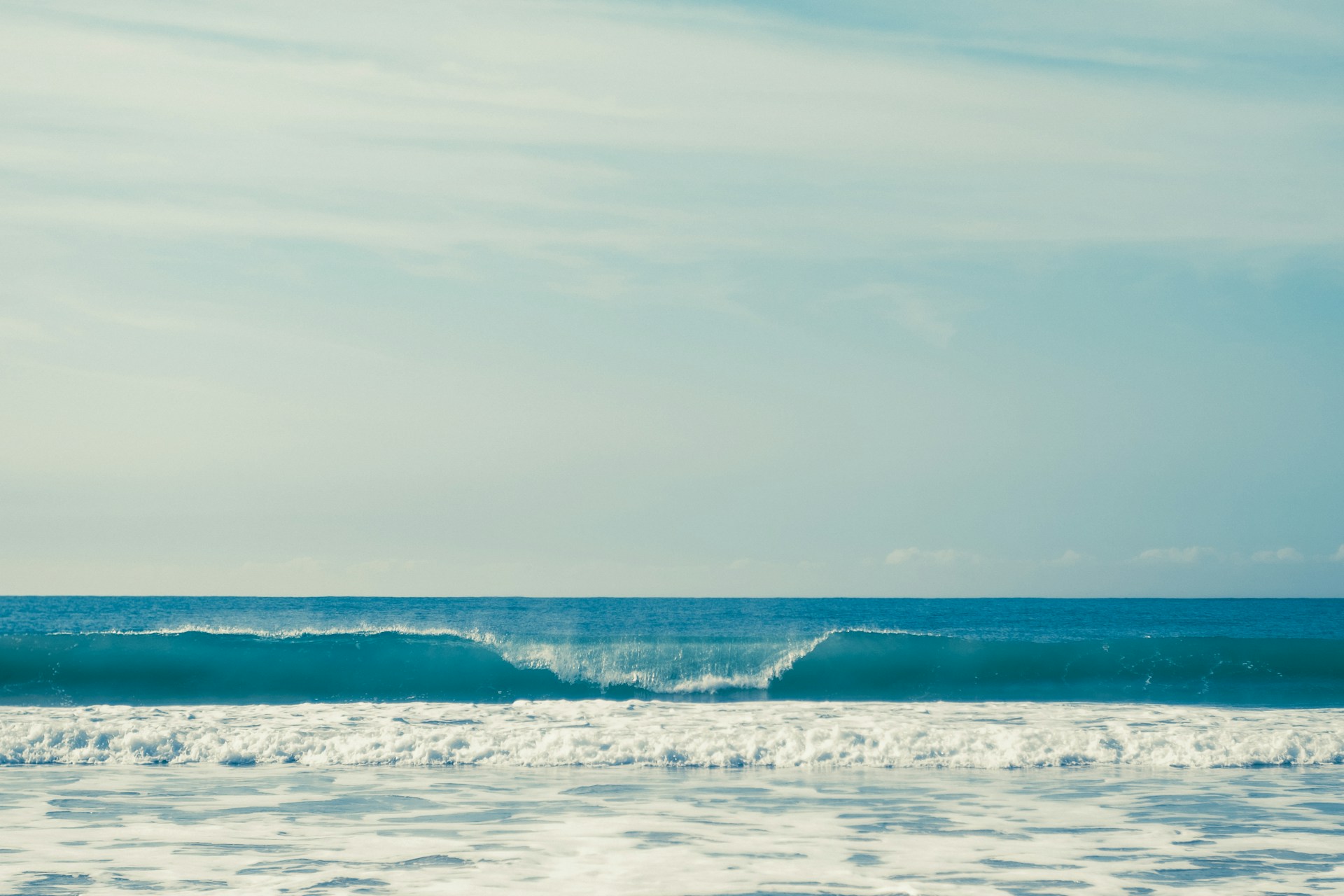 a large wave is coming in to the shore