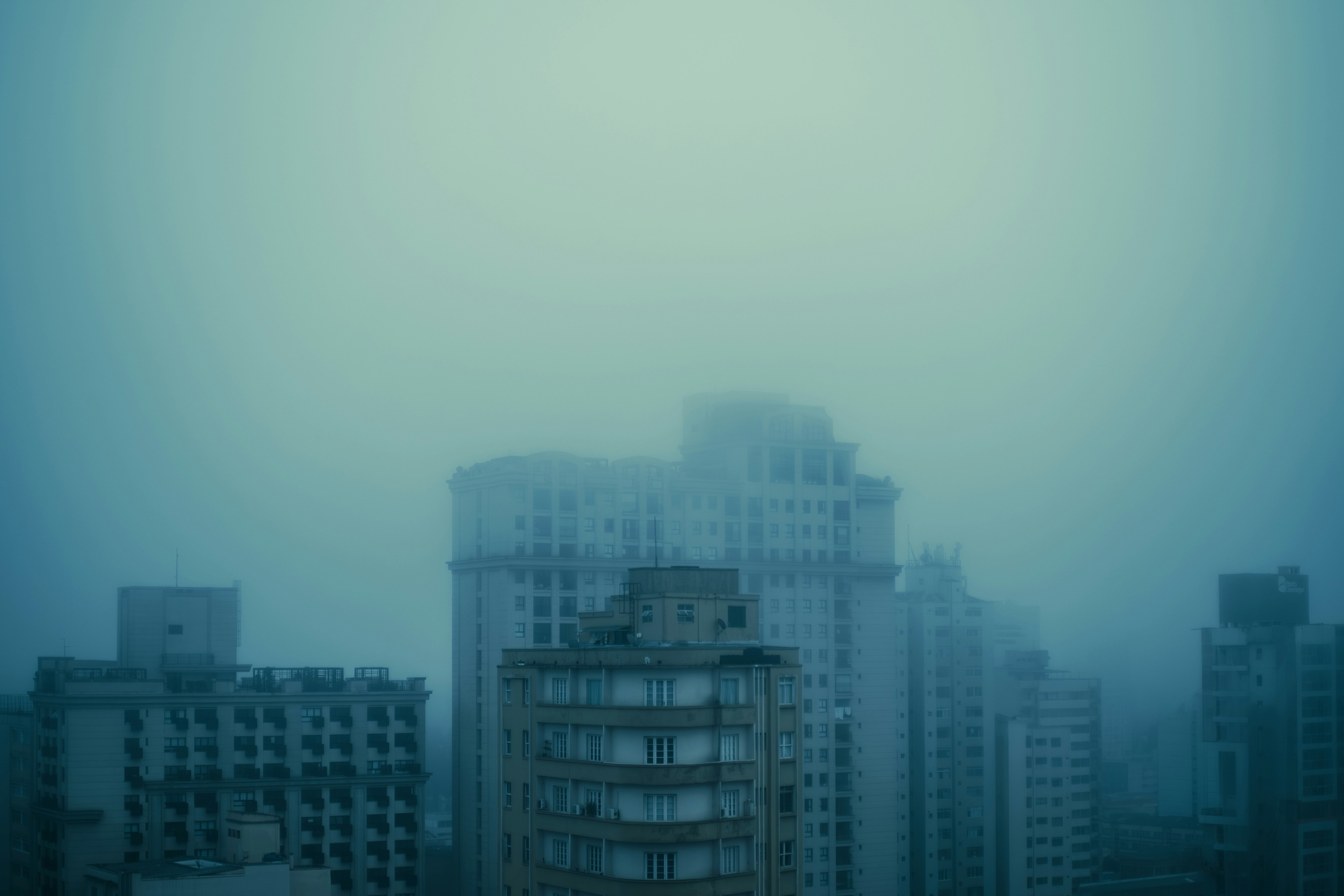 a very tall building in the middle of a city