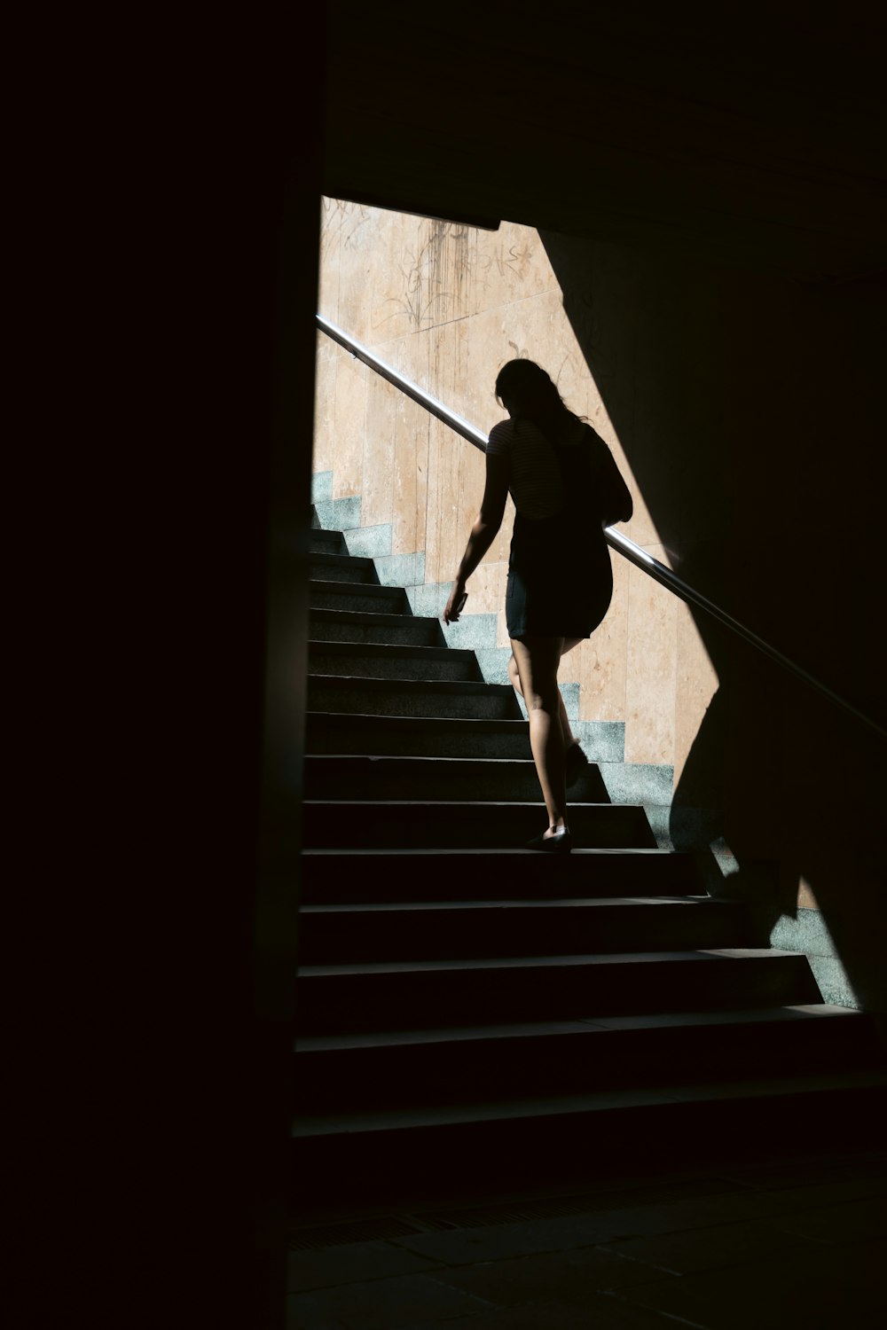Una donna che sale una rampa di scale foto – Fotografia di strada Immagine  gratuita su Unsplash