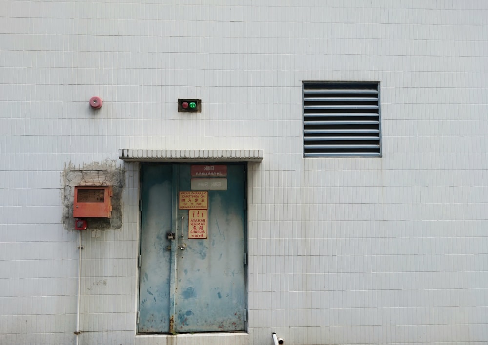 Un cane è in piedi davanti a una porta
