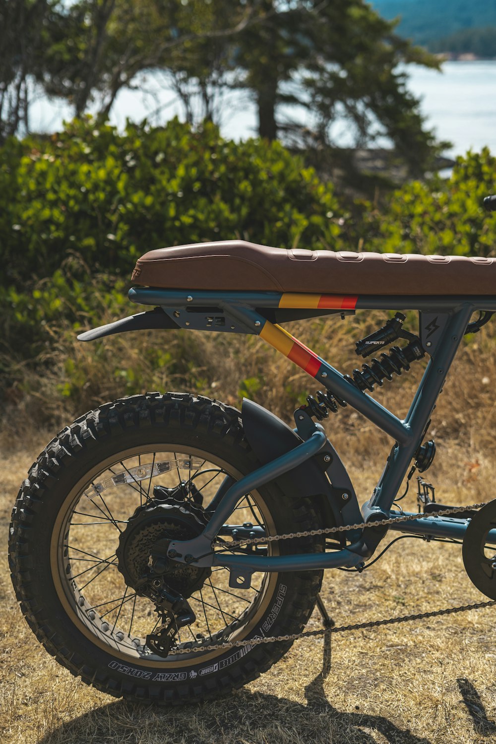 uma bicicleta de terra estacionada em cima de um campo de grama seca