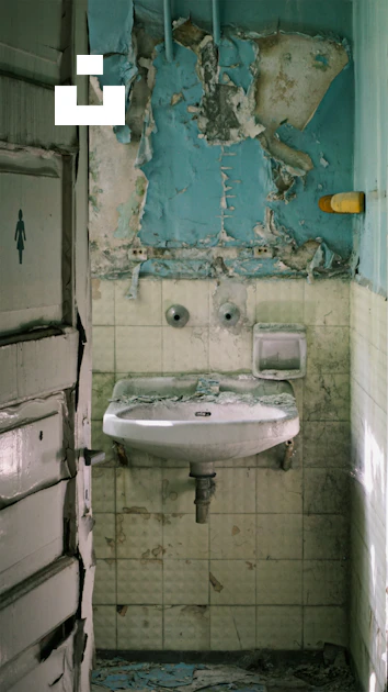 Foto Un baño deteriorado con un lavabo roto – Imagen Lugares antiguos ...
