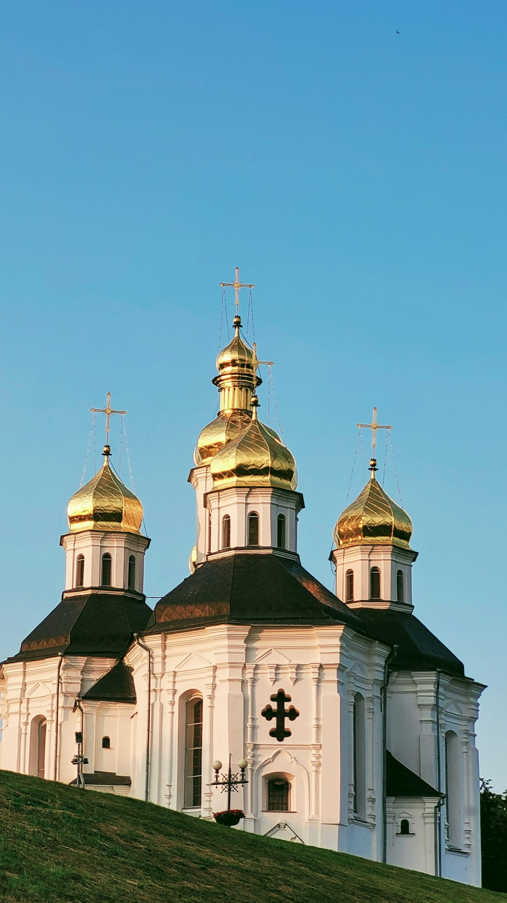 Eine große weiß-goldene Kirche auf einem Hügel