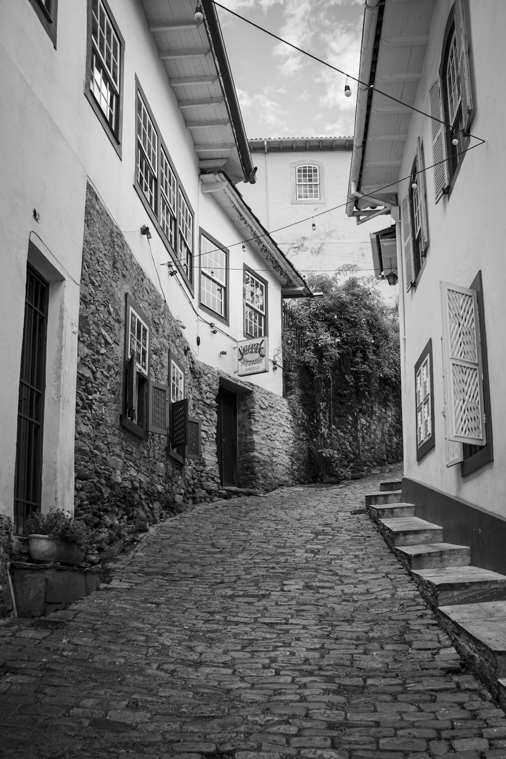 Una strada di ciottoli in un piccolo villaggio