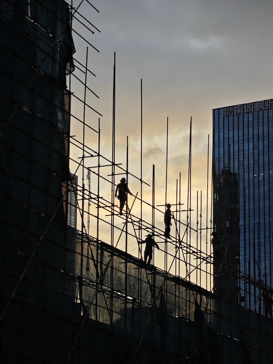 Trabajadores de obra al atardecer