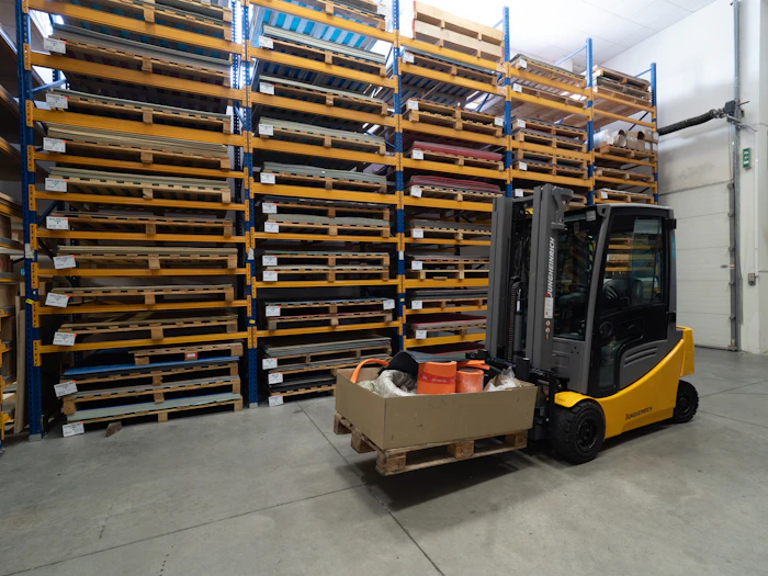 Depoda koli taşıyan forklift