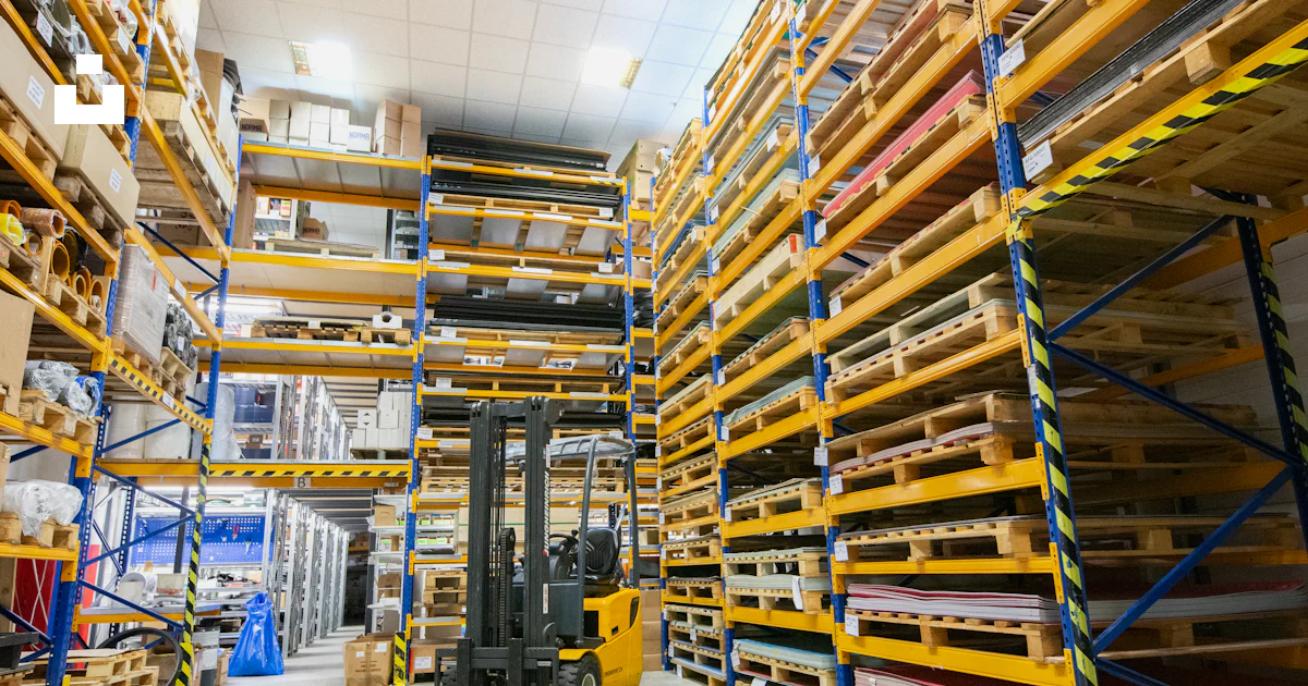 Un grand entrepôt rempli de palettes photo – Photo Entrepôt Gratuite ...