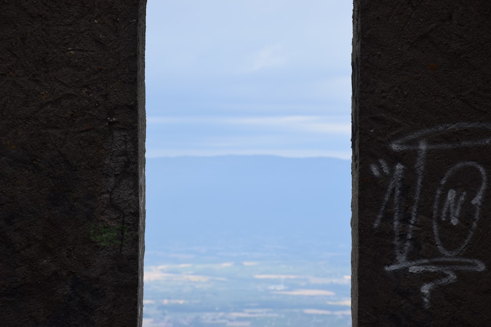 Una vista desde una ventana con graffiti en ella