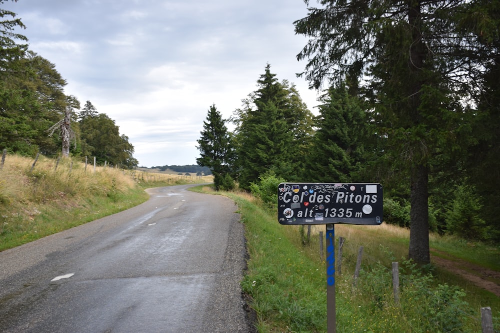 un cartello stradale sul lato di una strada