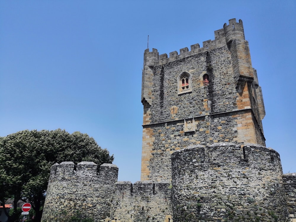 un'alta torre con un orologio in cima