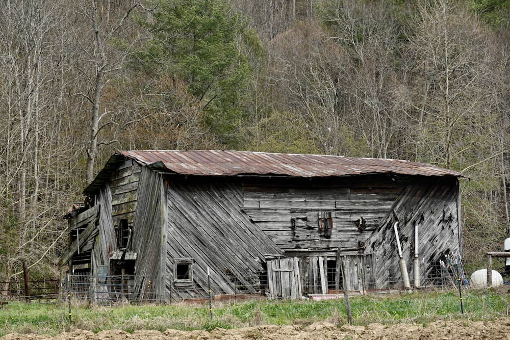Un viejo granero con un techo de hojalata oxidado