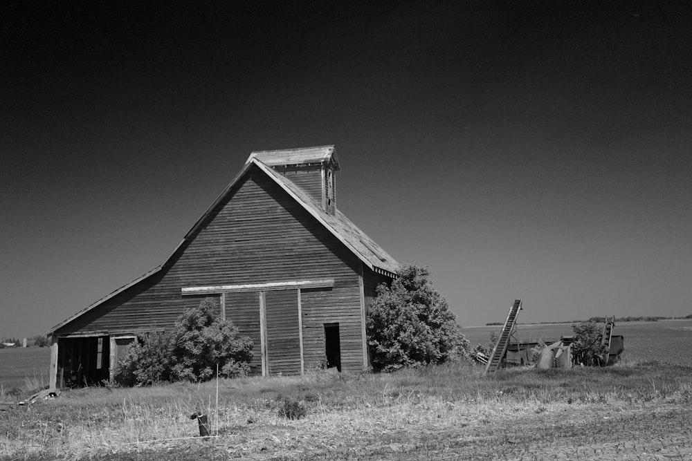 Una foto in bianco e nero di un vecchio fienile