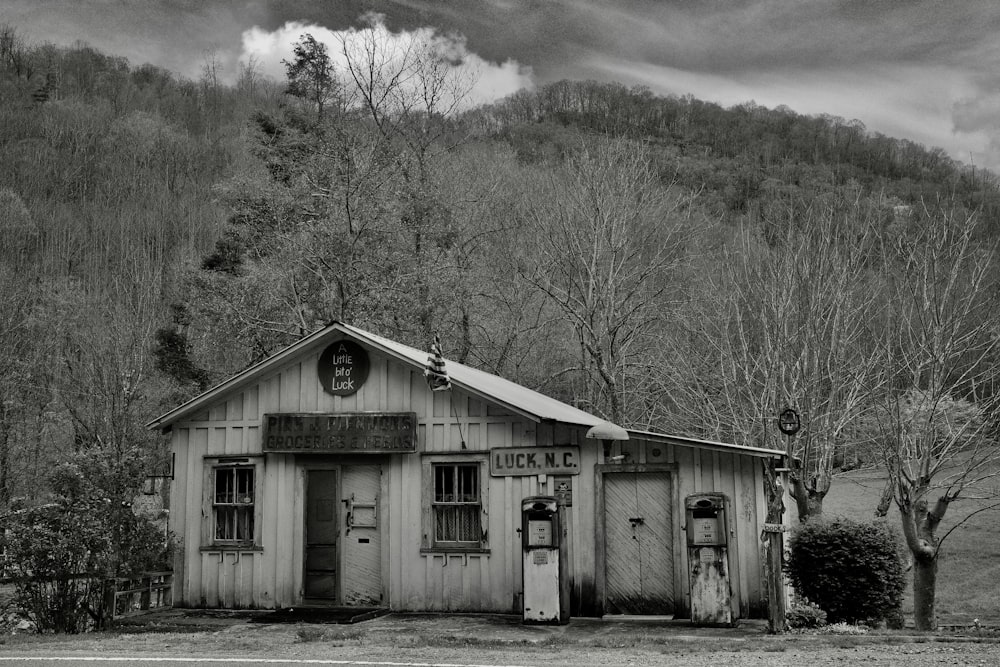 Una foto in bianco e nero di un vecchio edificio