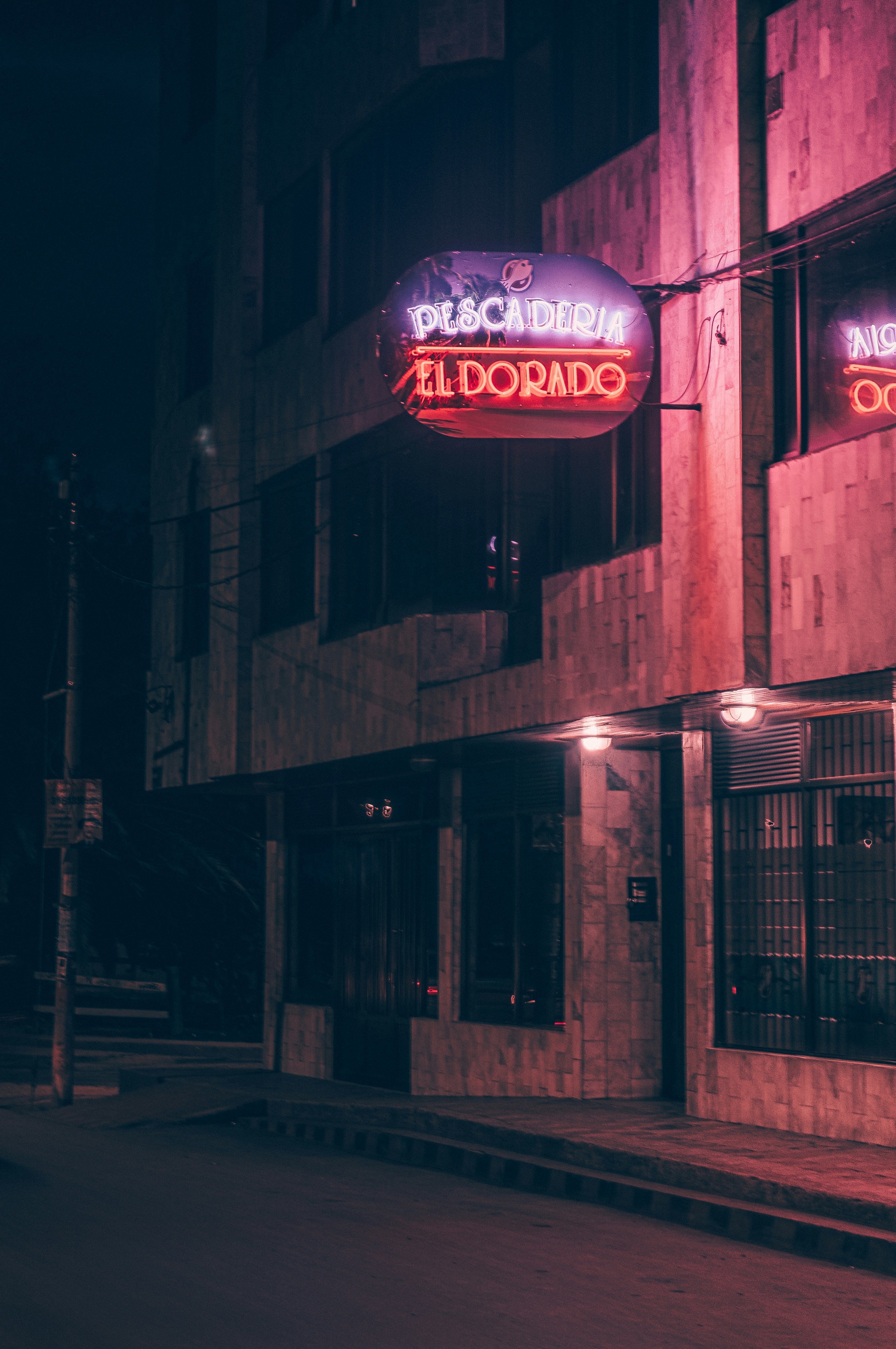 un edificio que tiene un letrero de neón