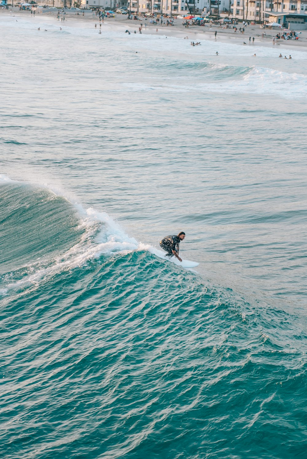 Un uomo che cavalca un'onda in cima a una tavola da surf