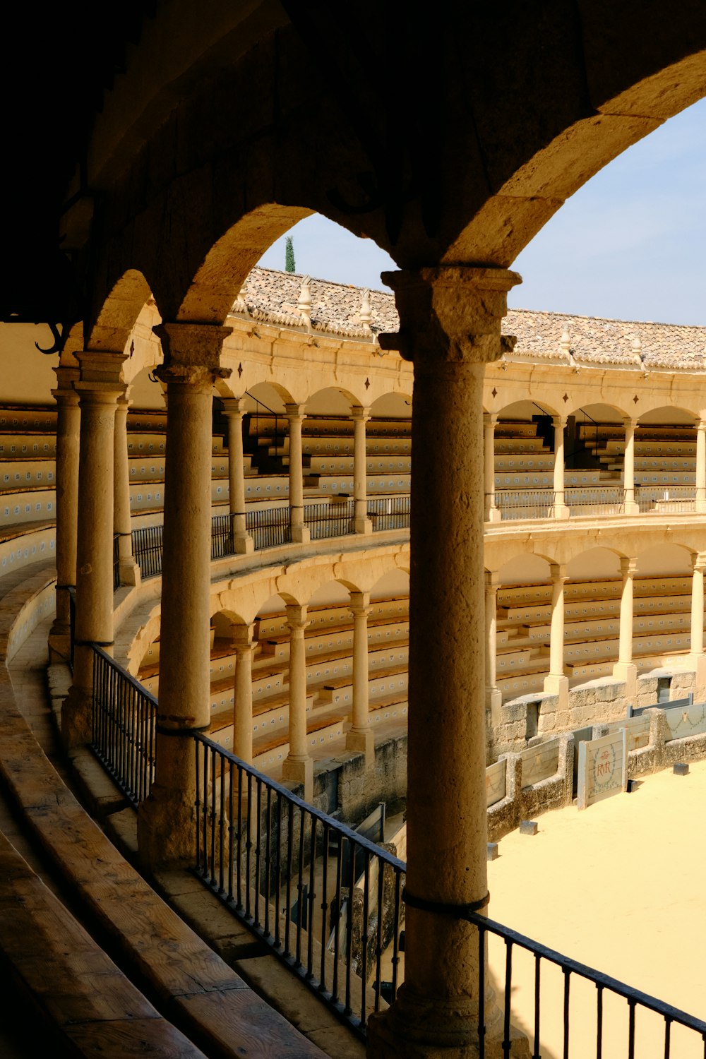 une vue d’un bâtiment depuis un balcon