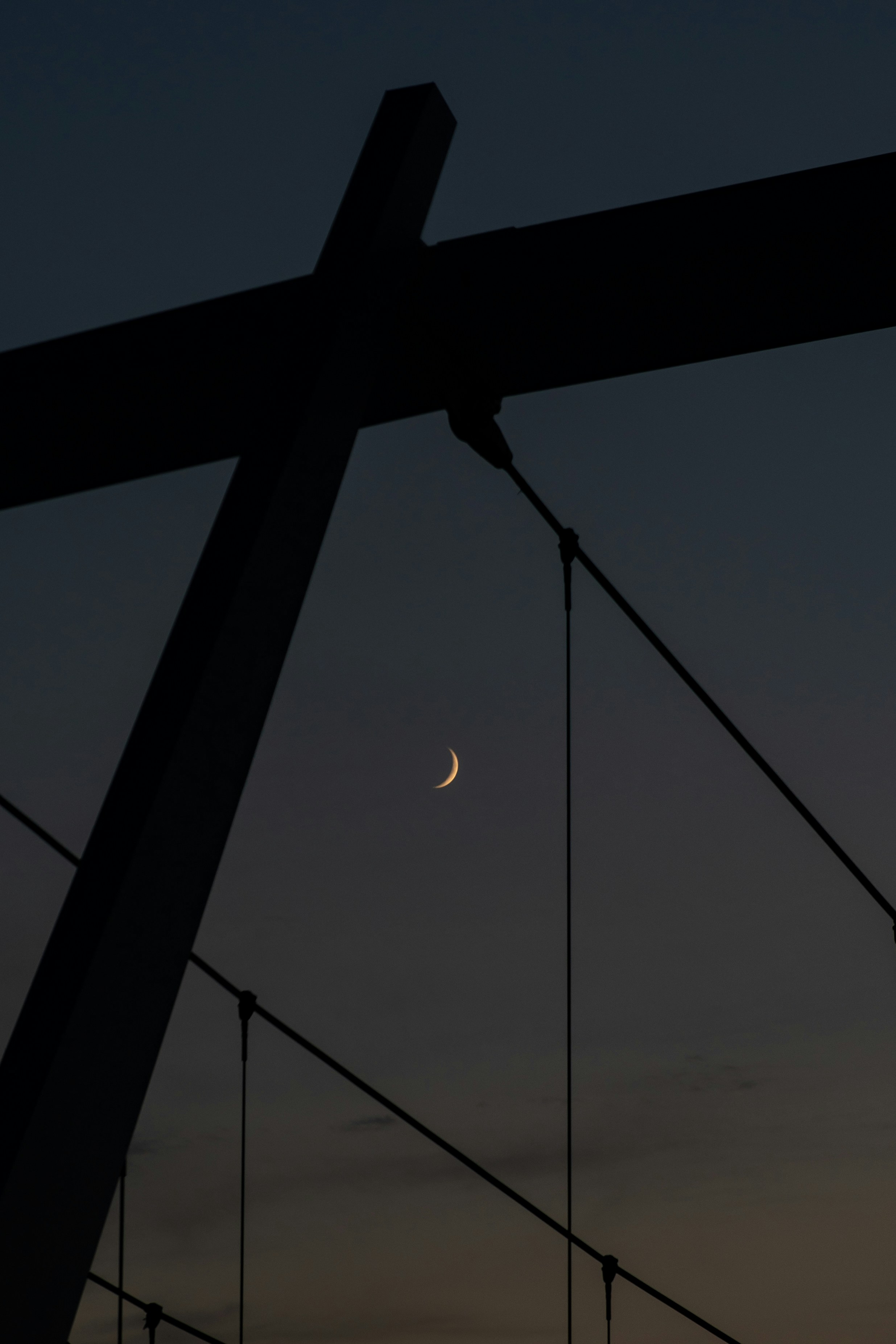 La luna se ve a través de una cerca de alambre