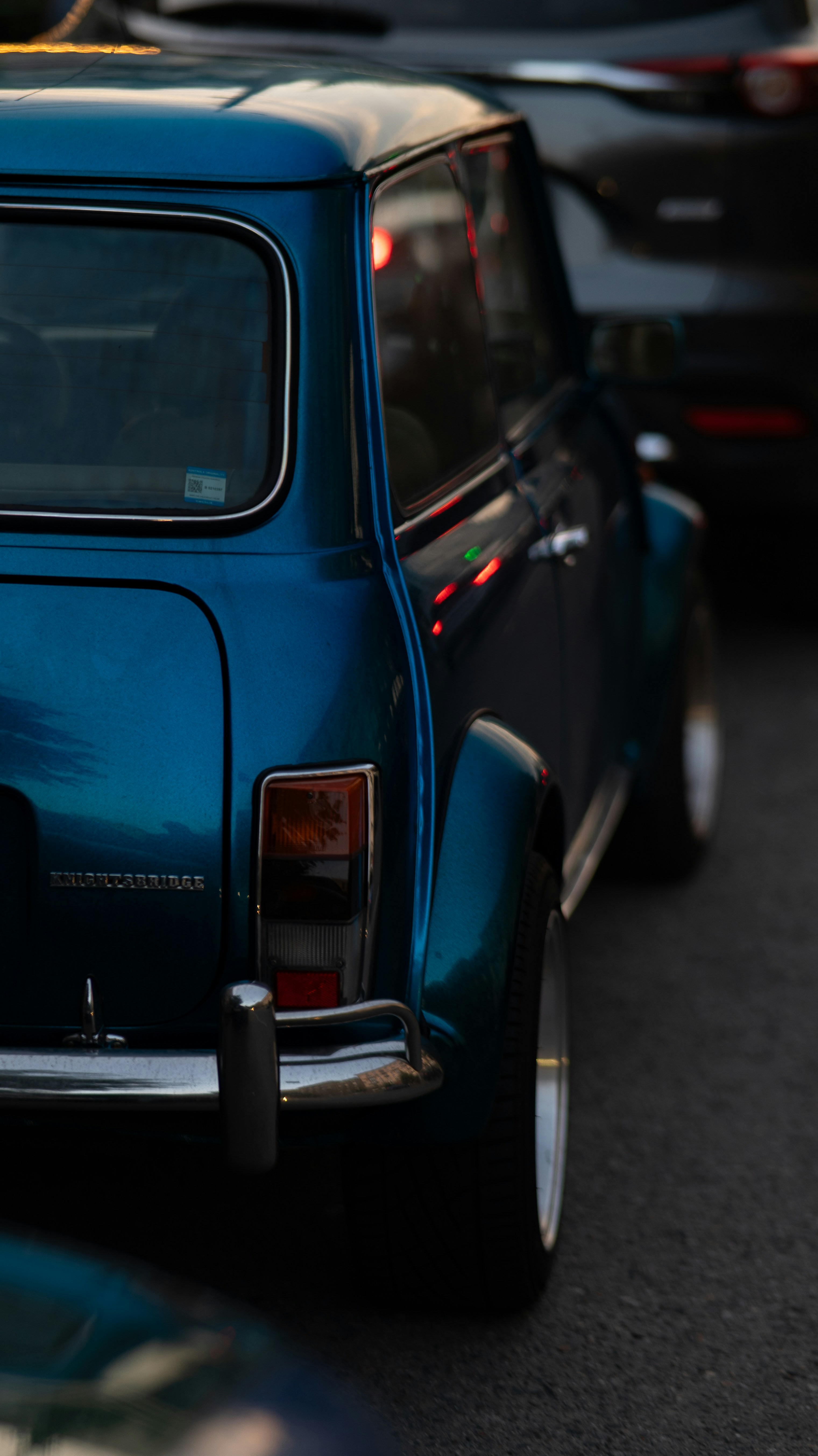 Un coche azul aparcado al costado de la carretera