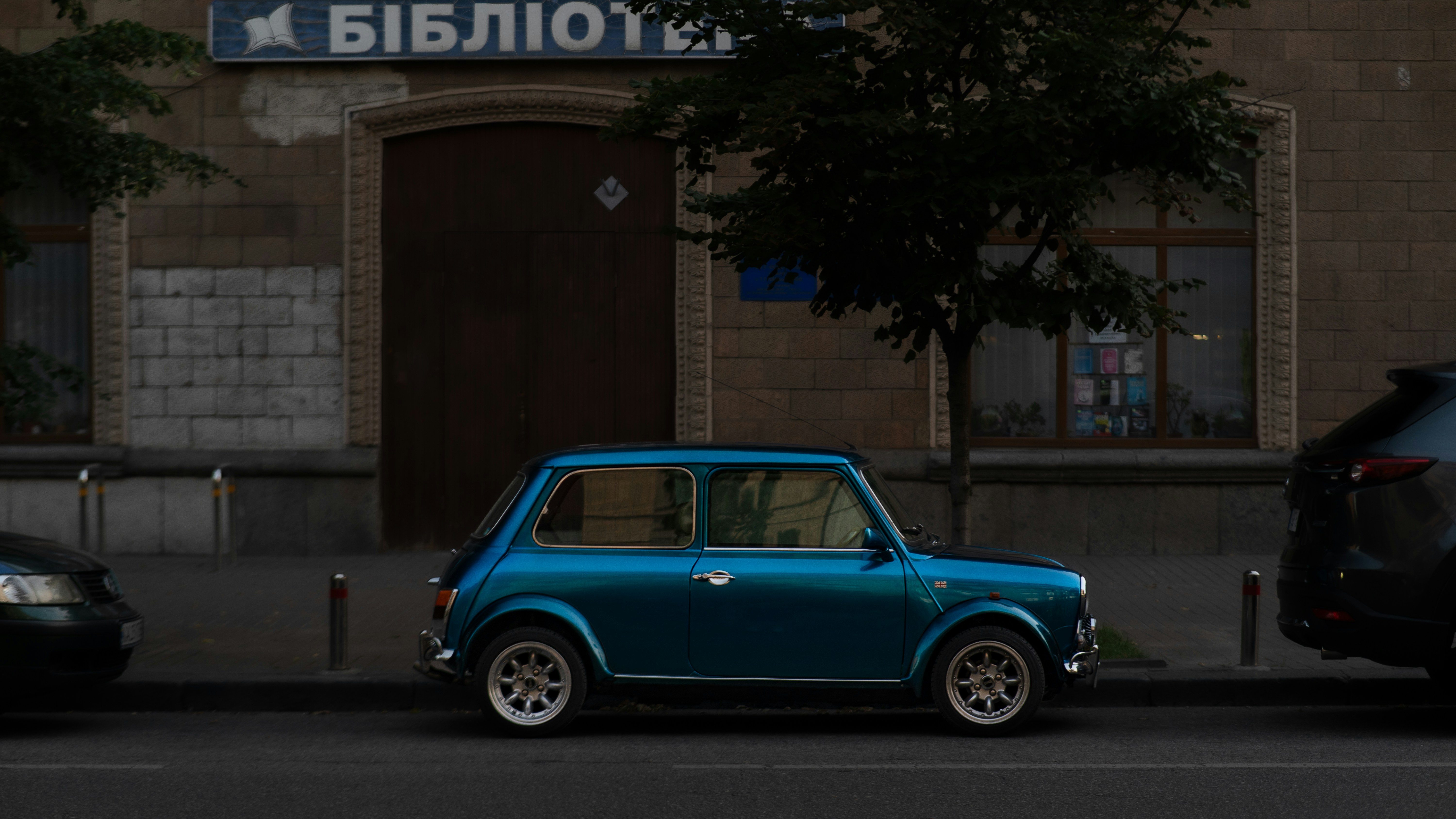 Un pequeño coche aparcado al costado de la carretera