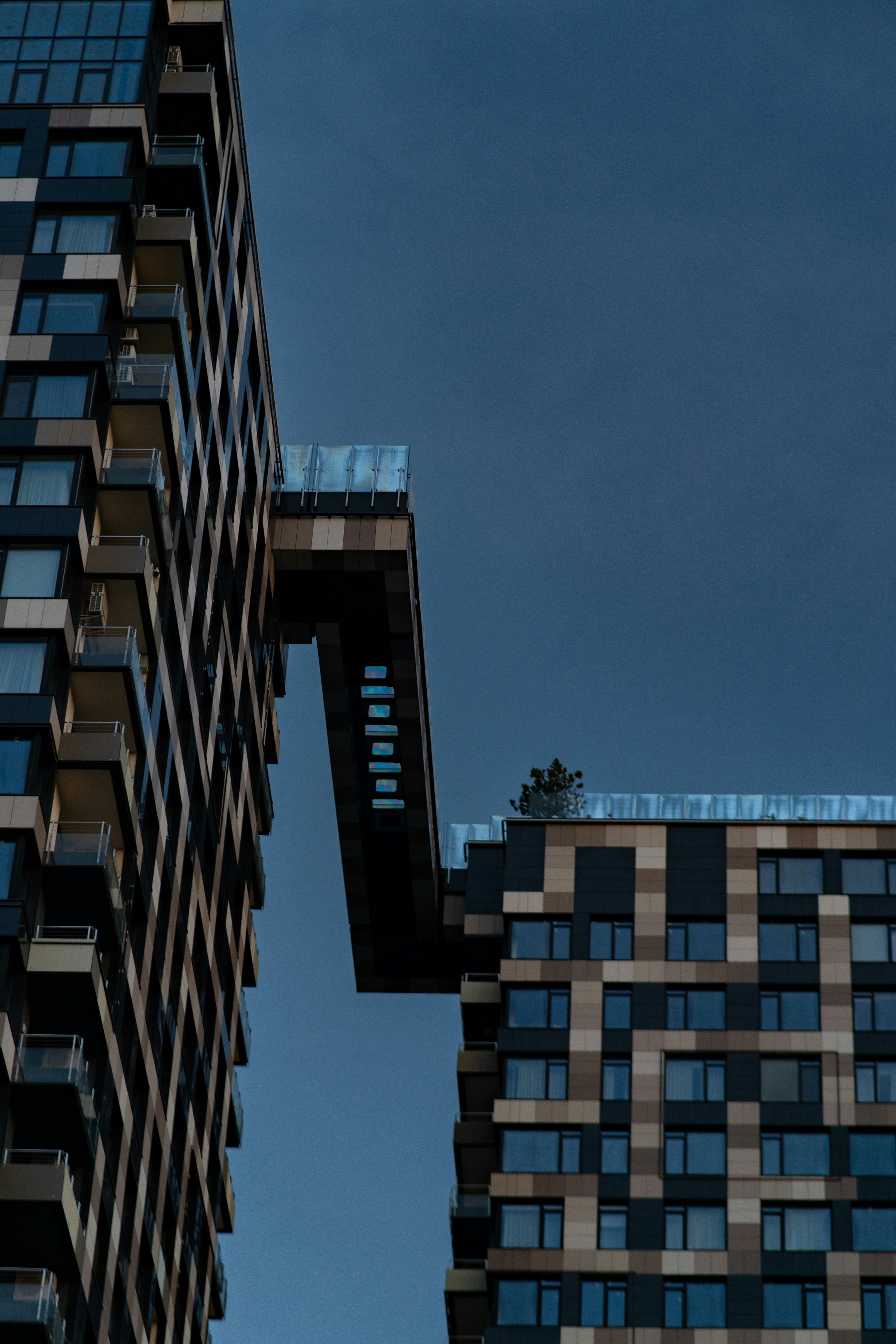 Un edificio muy alto con un reloj en su lado