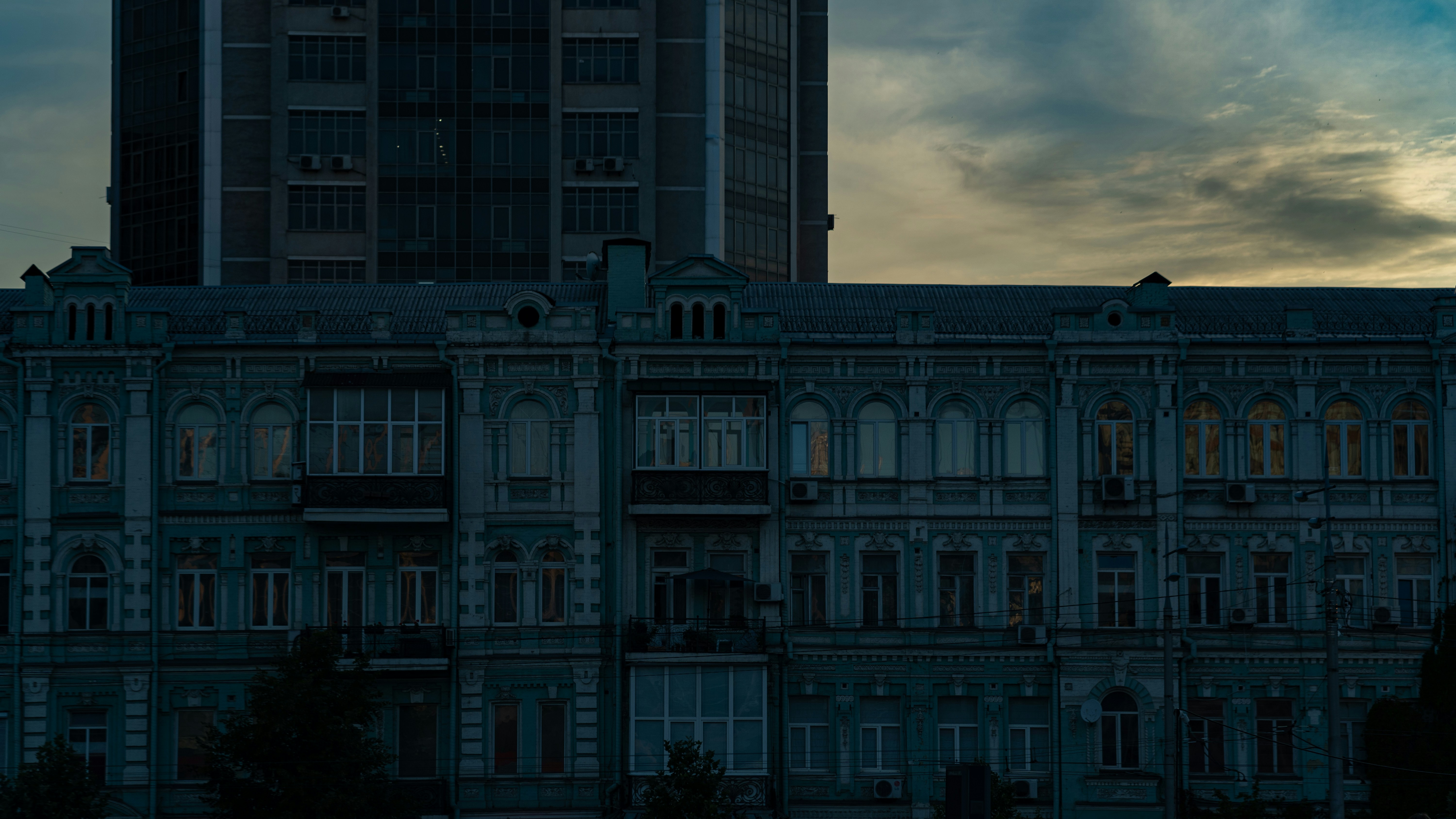 Un edificio muy alto con un reloj en su lado