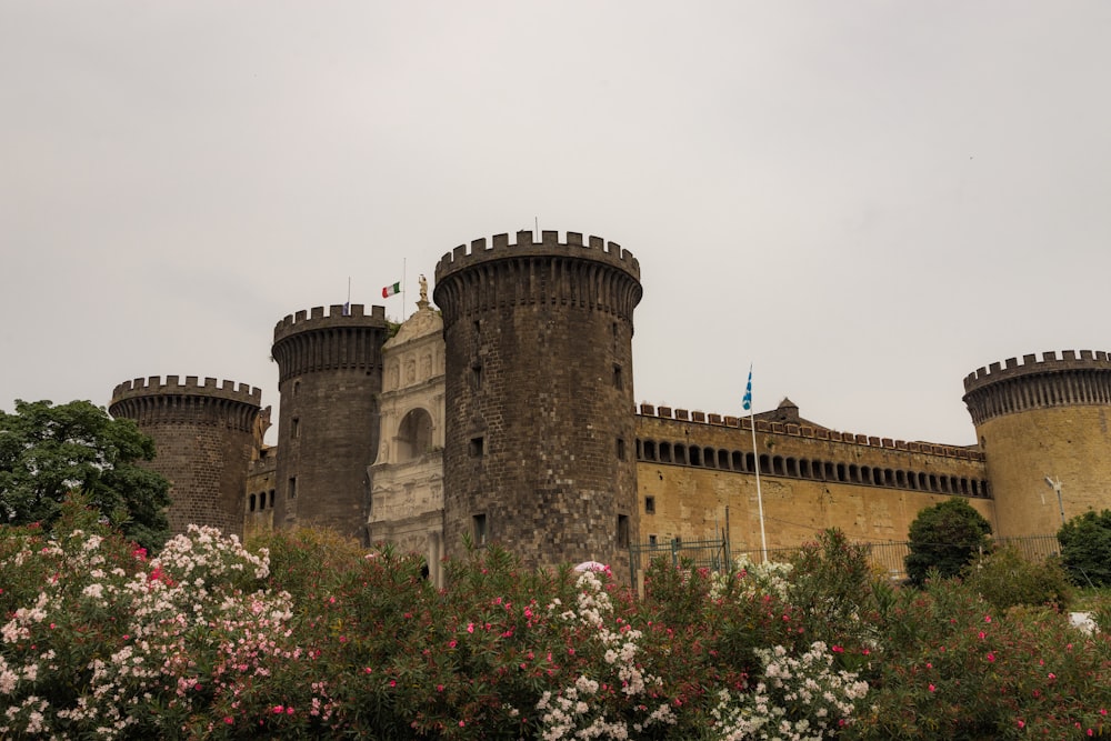 탑과 그 위에 깃발이 있는 성
