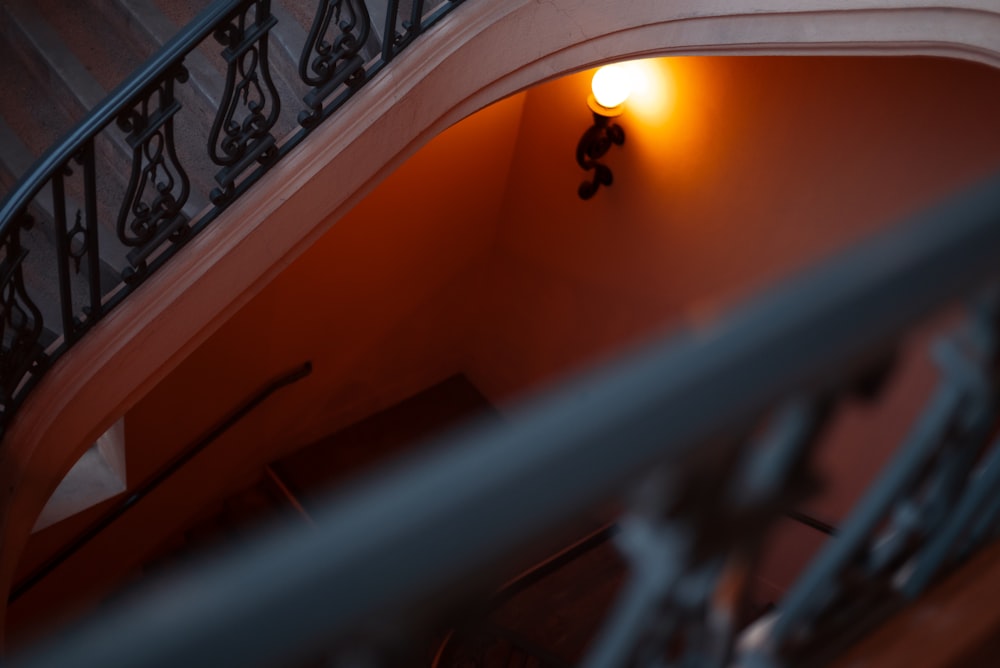 une lumière qui est allumée au-dessus d’un escalier