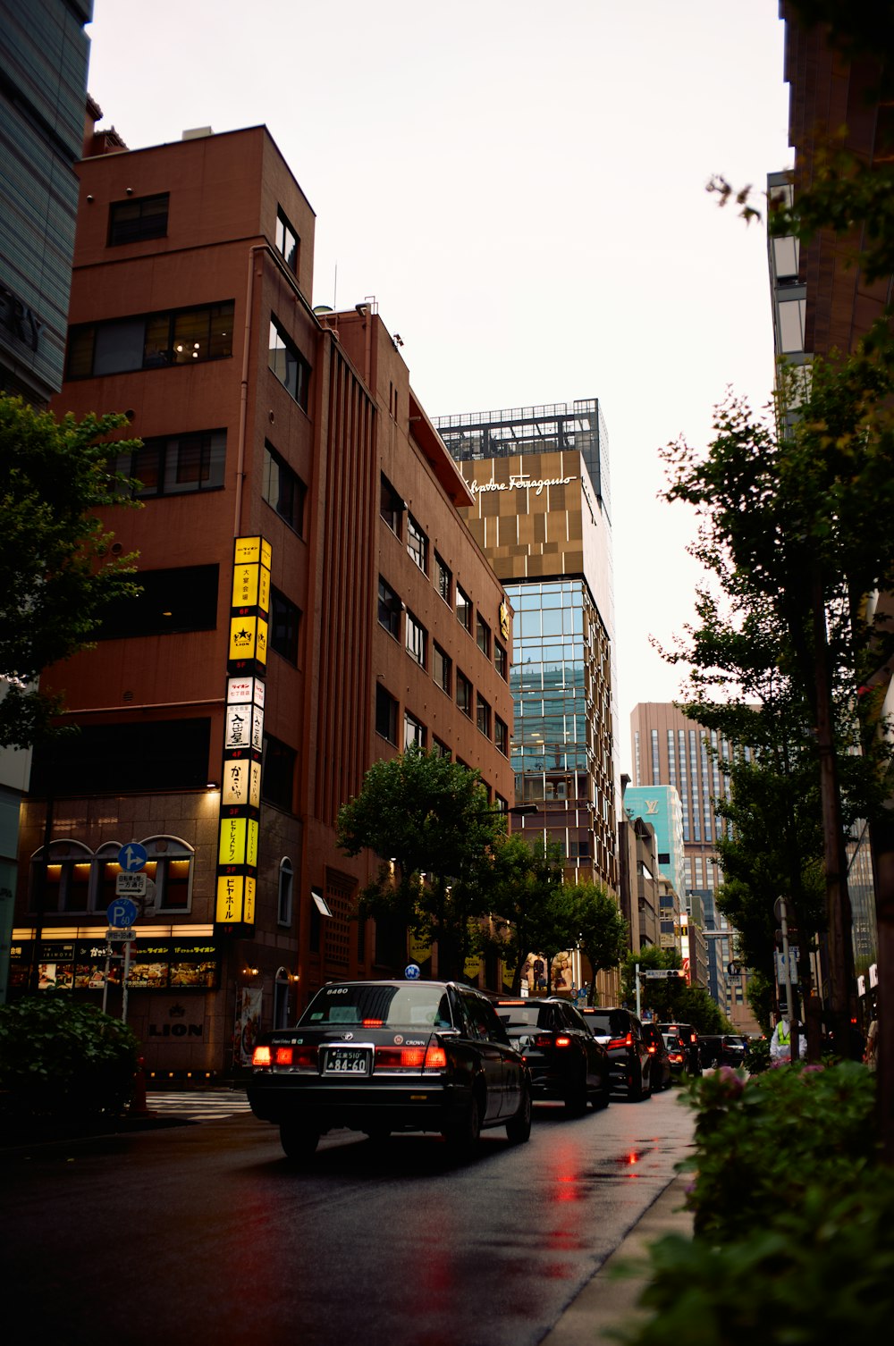 a city street filled with traffic next to tall buildings