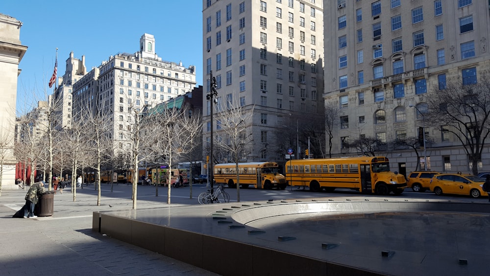 Un par de autobuses escolares amarillos estacionados uno al lado del otro
