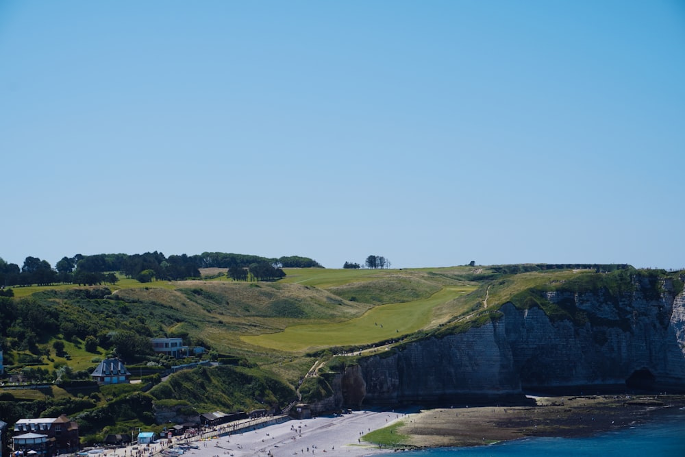 une vue d’une plage avec une colline en arrière-plan