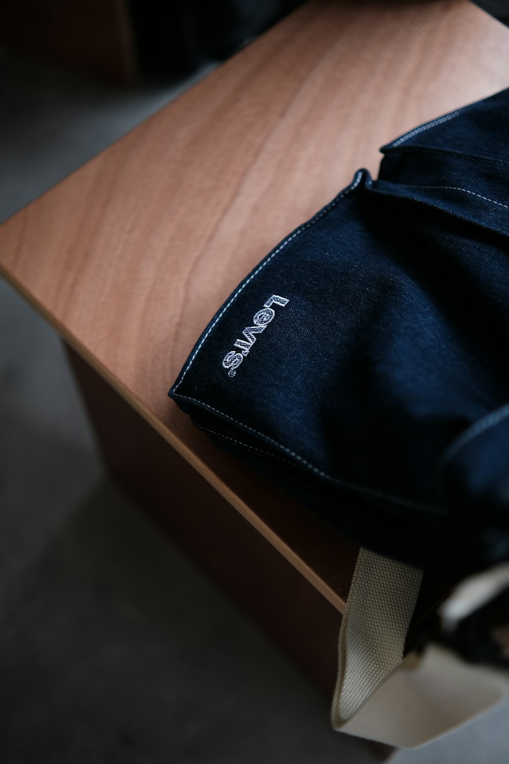 Una bolsa negra encima de una mesa de madera