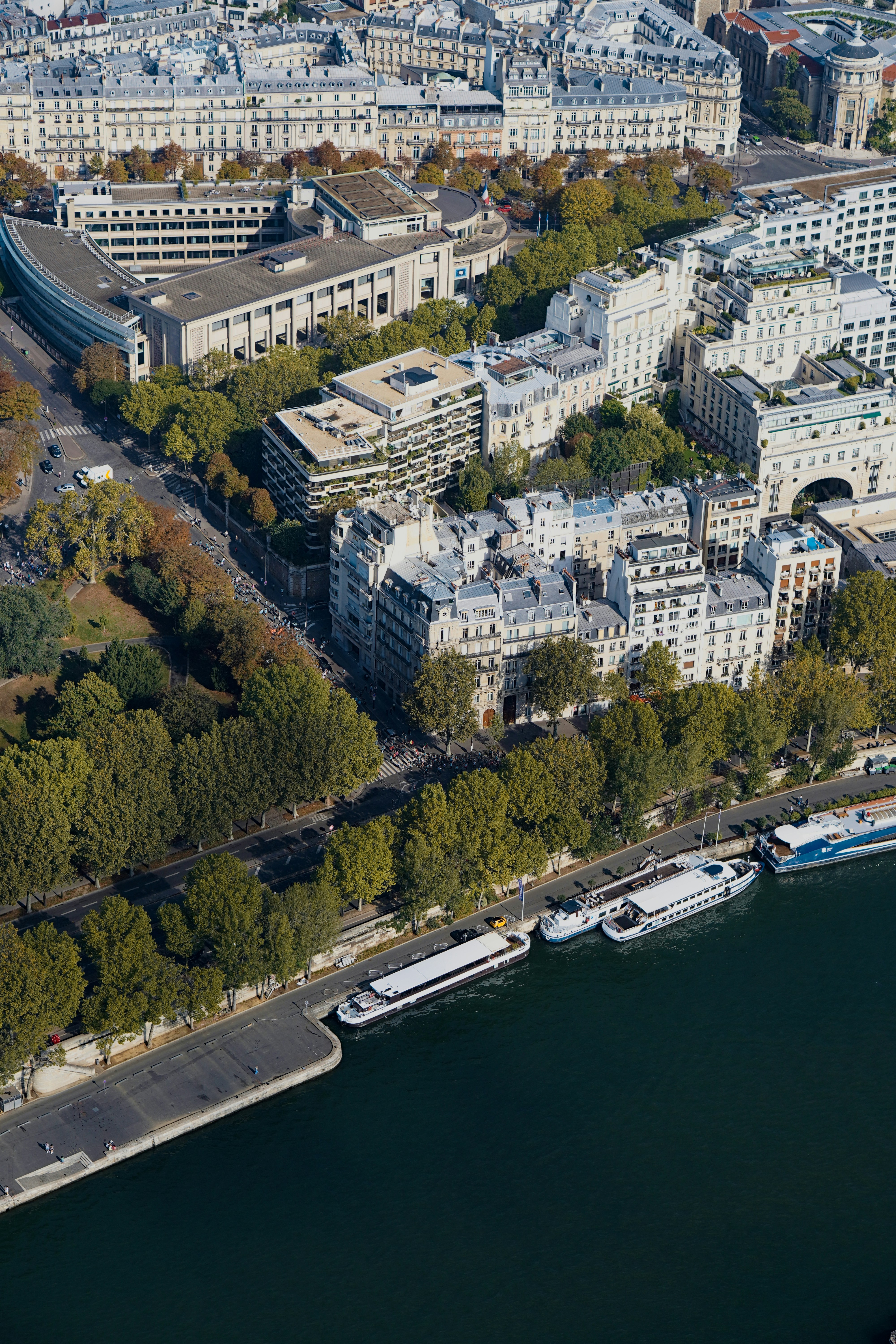 una veduta aerea di una città e di uno specchio d'acqua