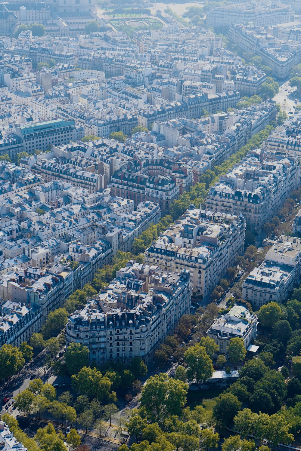Une vue aérienne d’une ville avec beaucoup de grands immeubles
