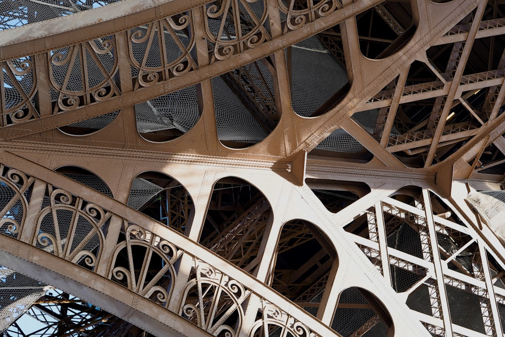 Una vista de cerca de la parte superior de la Torre Eiffel