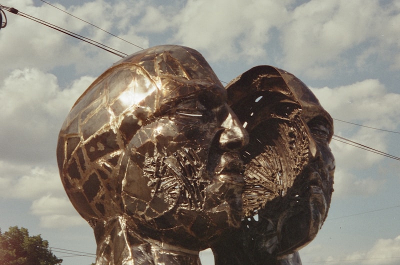 Escultura de jirafa bajo cielo