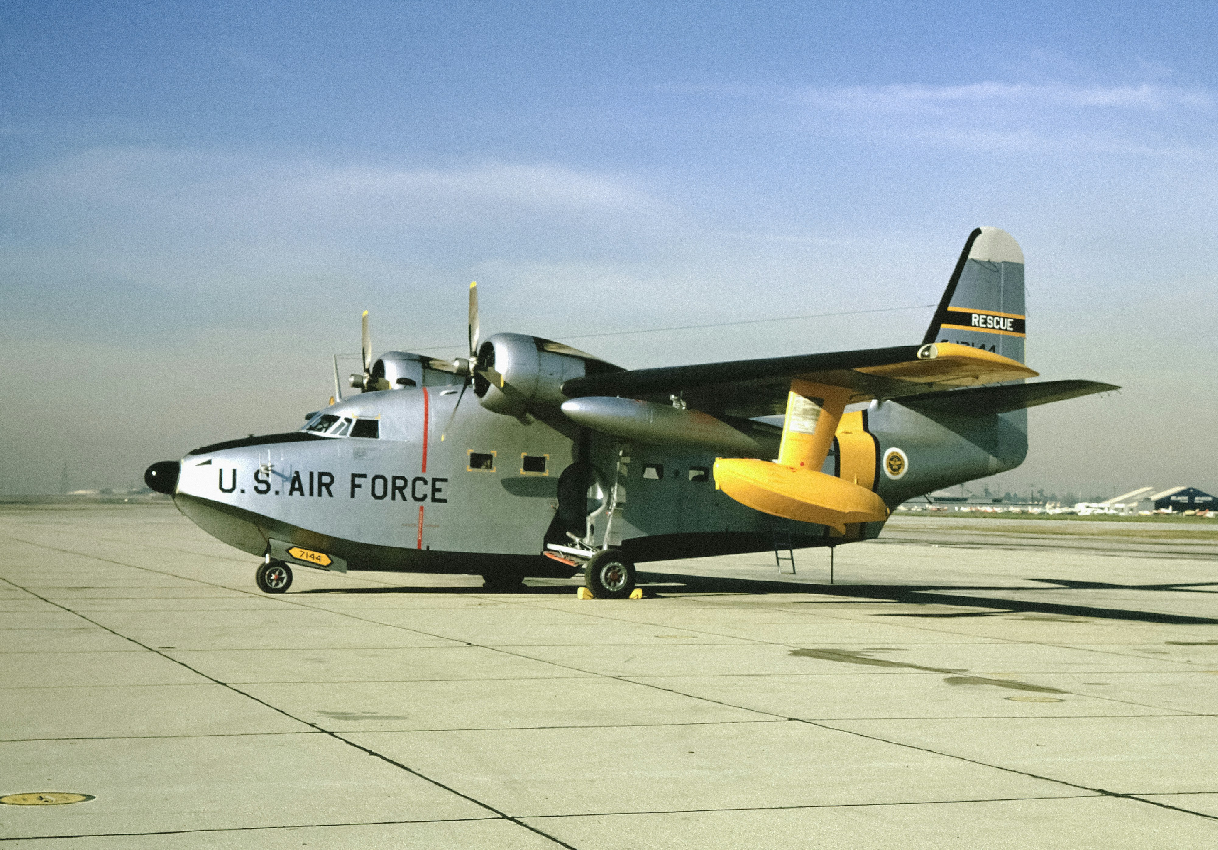 Ein Flugzeug der US-Luftwaffe auf dem Rollfeld geparkt