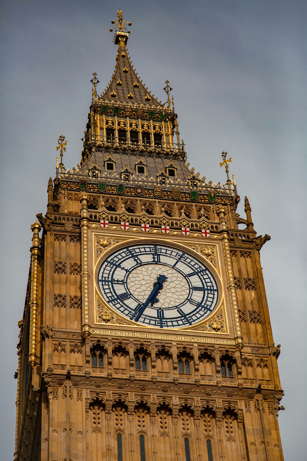 uma torre de relógio alta com um relógio em cada um de seus lados