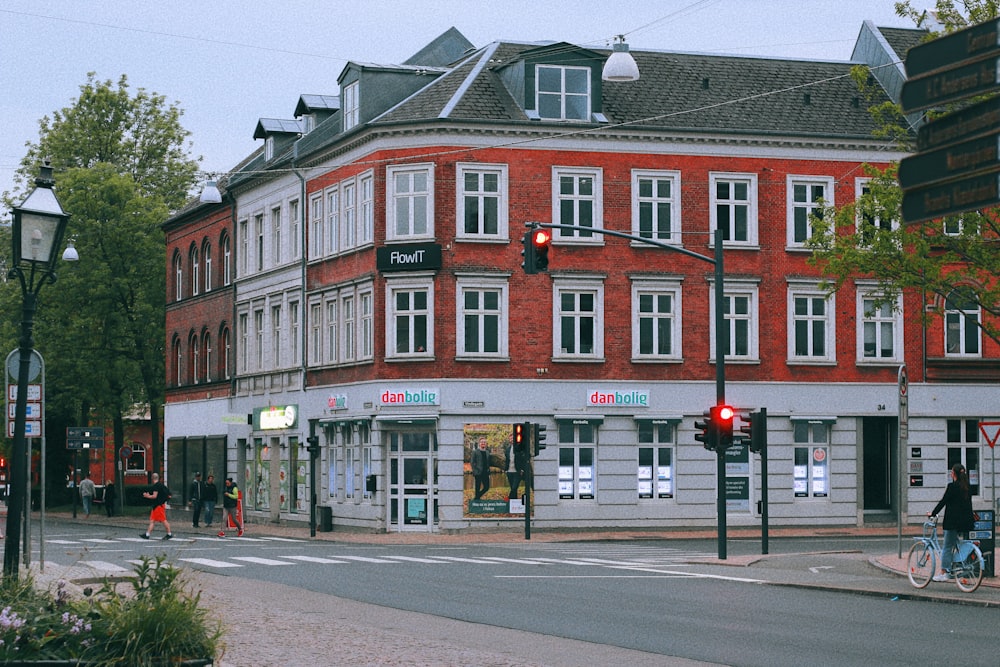un bâtiment en briques rouges au coin d’une rue